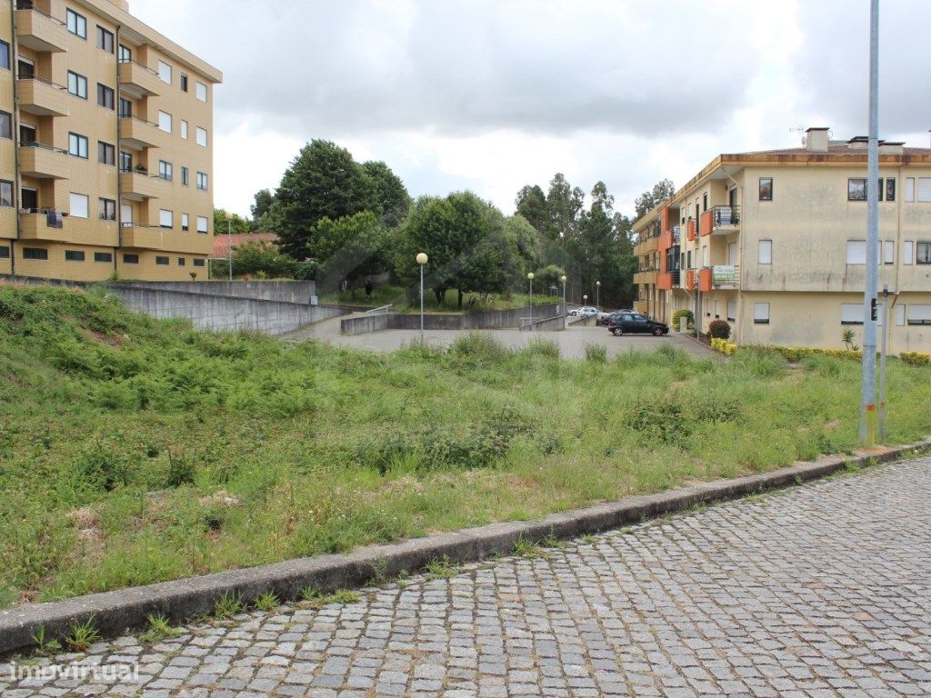 Lote de terreno destinado a serviços em Mozelos - Grande imagem: 1/2