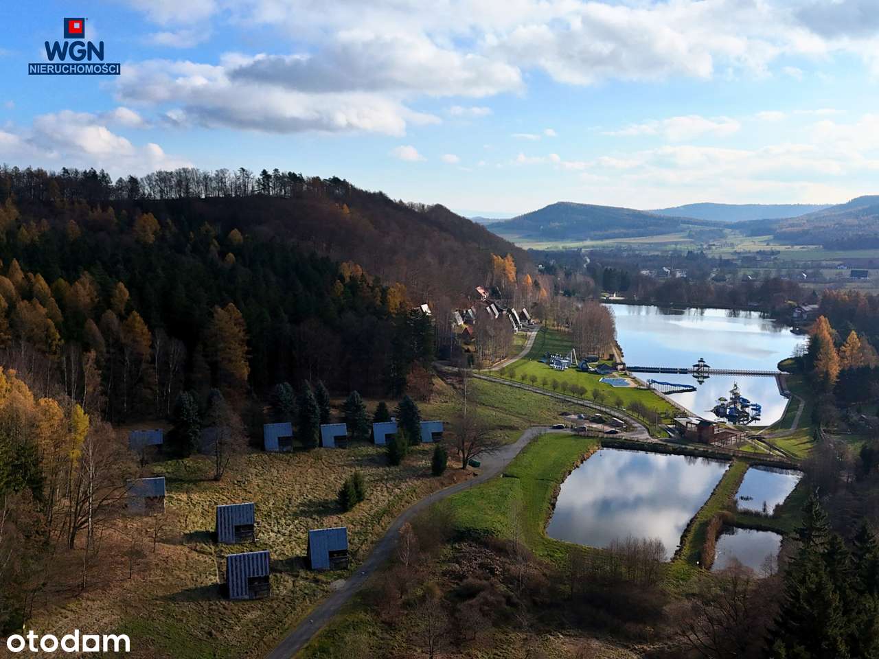 Grunt zabudowany 10-ma domkami nad jeziorem - na sprzedaż.-12