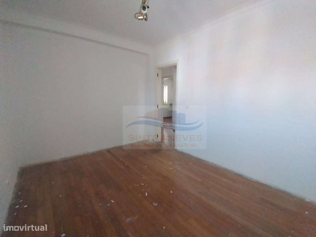 Lindo Apto T4 , totalmente remodelado num 1º andar, junto à Base Na...-20