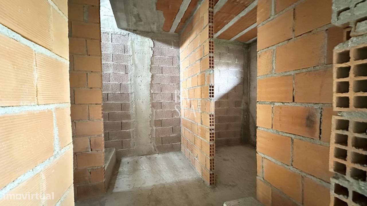 Moradia T3 em Estrutura com 3 Suítes em Lamaçães Braga-19