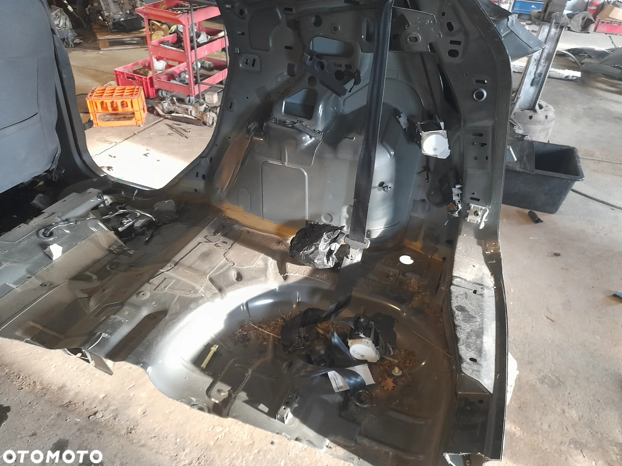 Błotnik prawy ćwiartka tył tylni Ford C-Max II MK2 lift kod lakieru BE - 5