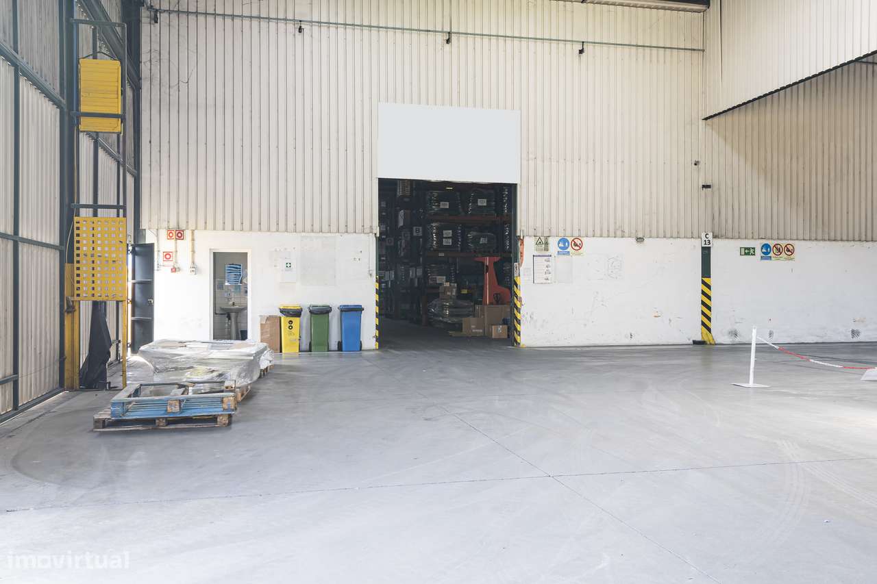 Armazém com 1056m2m2 e pé direito com 8,3m no Pinhal Novo - Grande imagem: 5/12