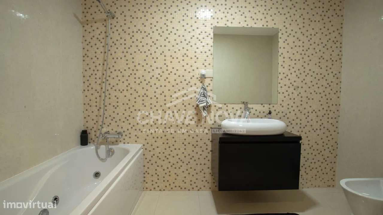 Excelente Apartamento T3 com Terraço em Oliveira do Douro,-28