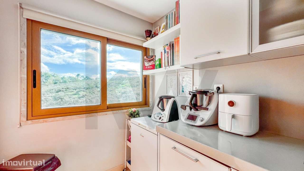 T4+1 com 2 suites, 3 WC, box, parqueamento e 2 arrecadações - Grande imagem: 5/48