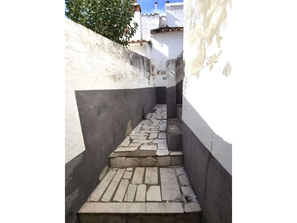 Moradia T1+1 com quintal na Vila de Redondo (Évora)-12