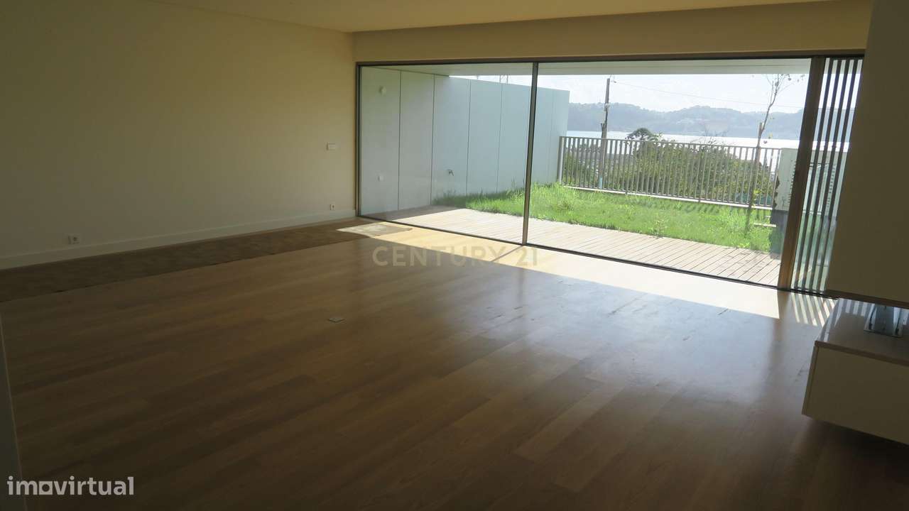 Moradia nova com 4 quartos e jardim.-15