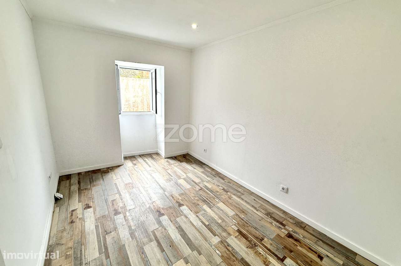 Moradia T1+3 Renovada com Quintal e Aproveitamento de Sótão – Arrif... - Grande imagem: 4/36