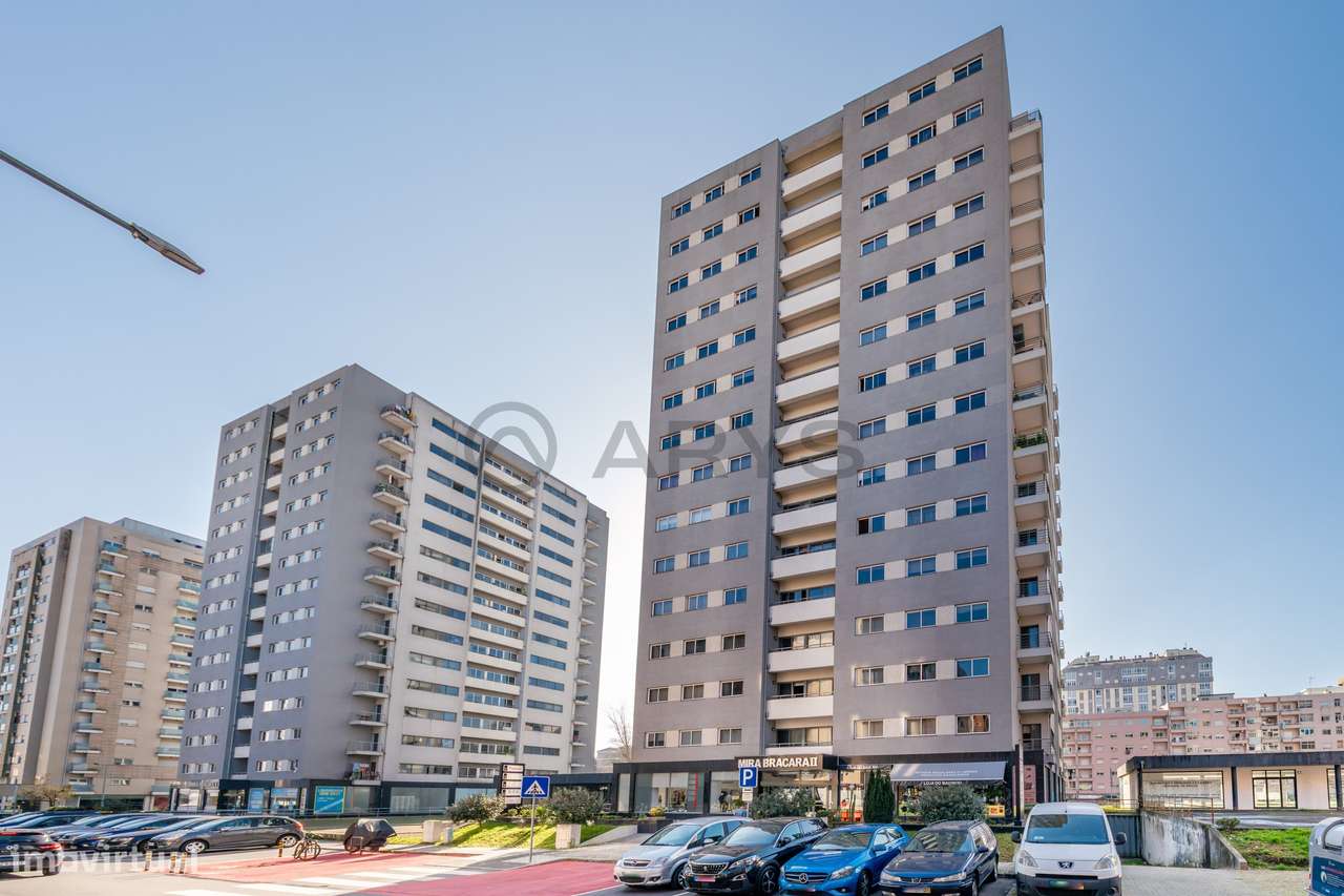 Apartamento T1+1 localizado em São Vitor constituído por elevador e...-16