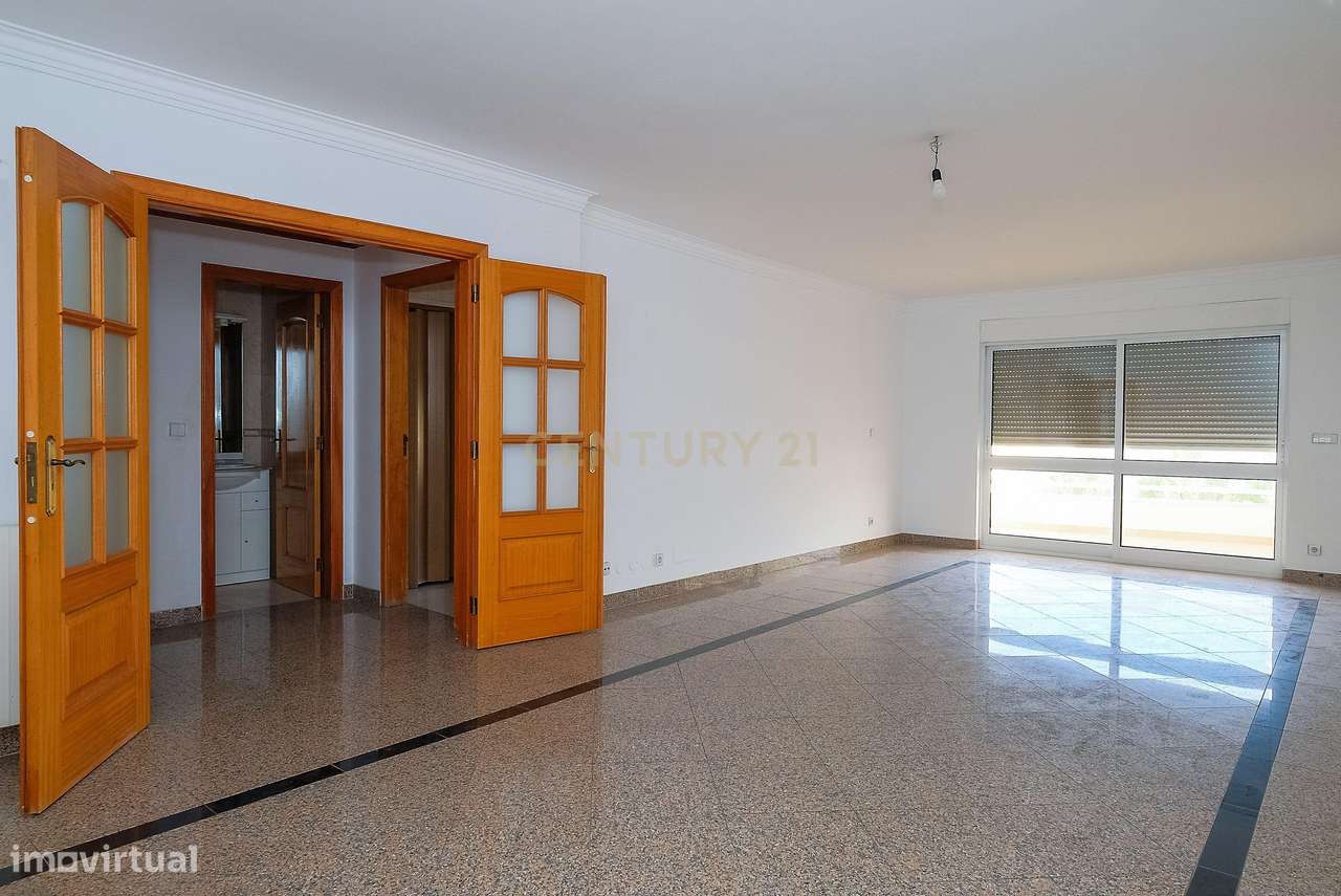 Apartamento T3 luminoso na Parede com varandas, garagem e arrecadação-3
