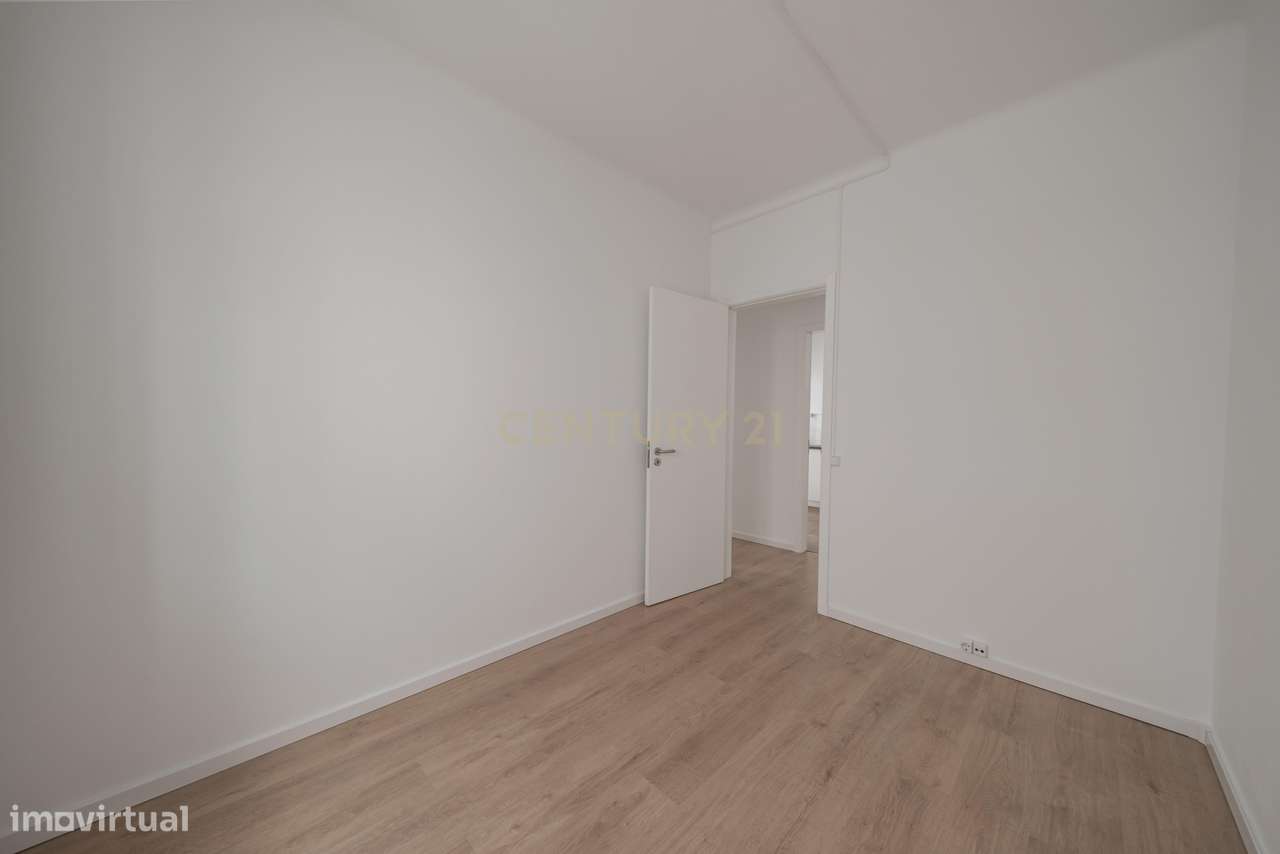 Apartamento Rés do Chão Renovado no Centro Histórico de  Angra do Hero - Grande imagem: 4/14