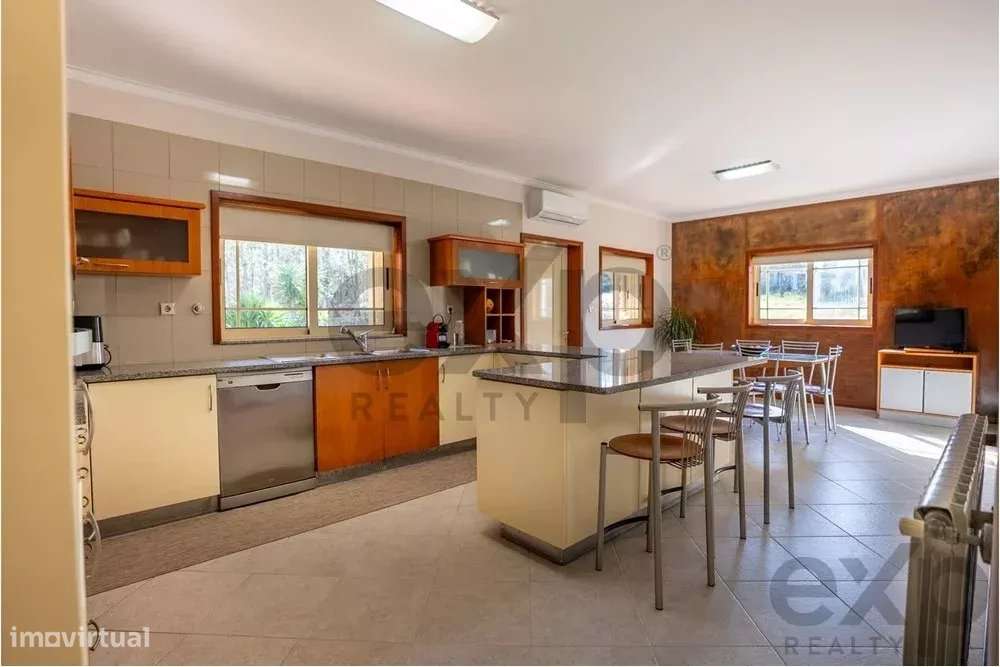 Espaçosa Moradia V4, com Jardim e Garagem ampla - Grande imagem: 3/37