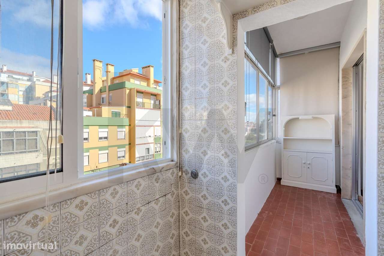 Luminoso Apartamento com Duas Frentes e Orientação Sul na Damaia – Pro-12