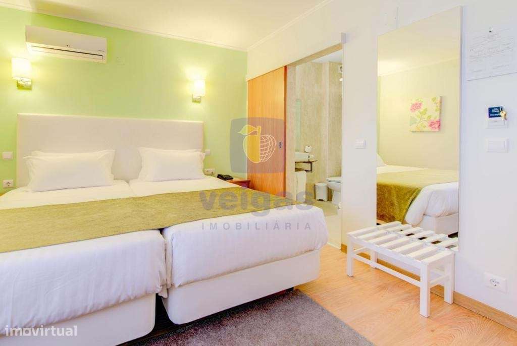 Hotel de 2 estrelas com 49 quartos, em atividade, com ocupação de 90%,-11