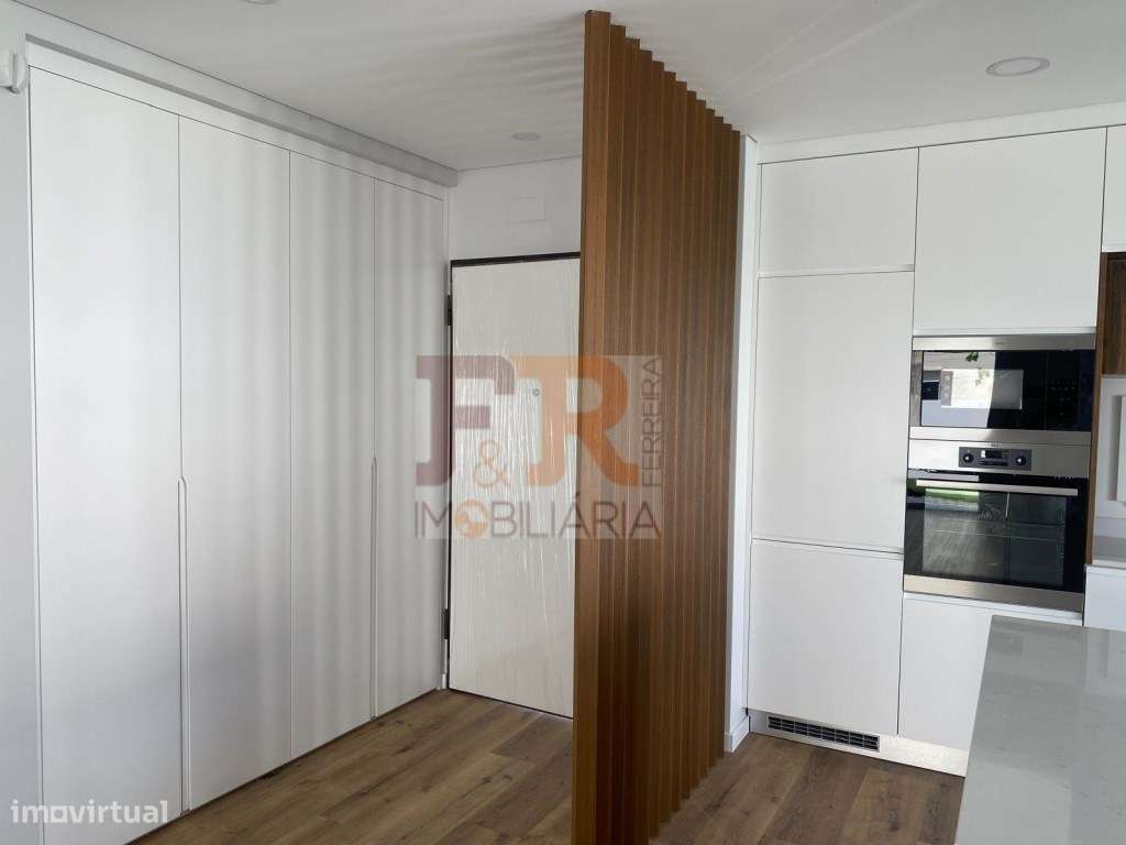 Moradia T3 em zona privilegiada de Pinhal General Fernão Ferro acab...-9