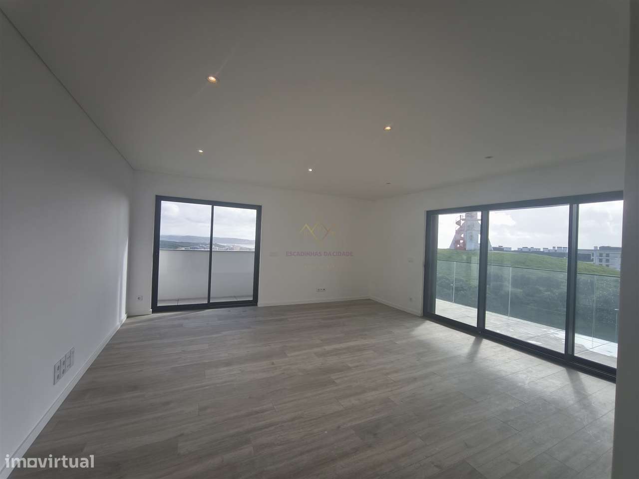 Elegância e Conforto em Carnaxide: T2 com Varandas, 2 Lugares de Garag-6