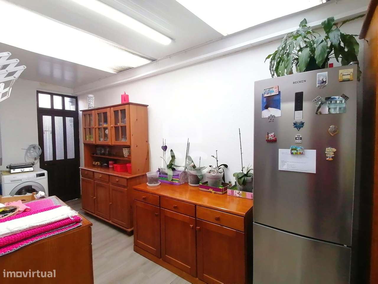 Prédio com Espaço Comercial e Habitação T3+1-15