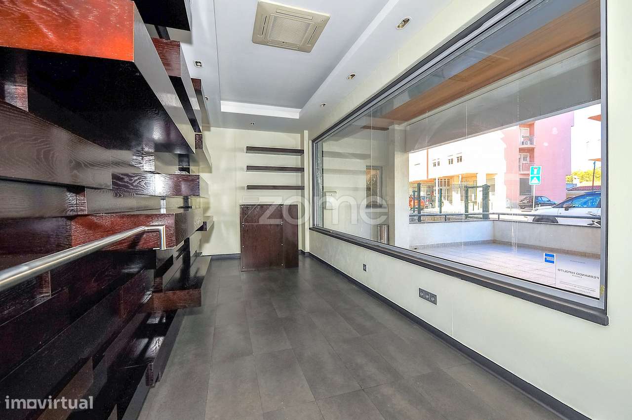 Loja elegante com decoração de autor no centro da Parede - Grande imagem: 2/23