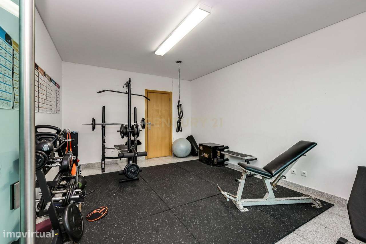 Apartamento T3 com vista panorâmica sobre o Jamor em condomínio fechad-25