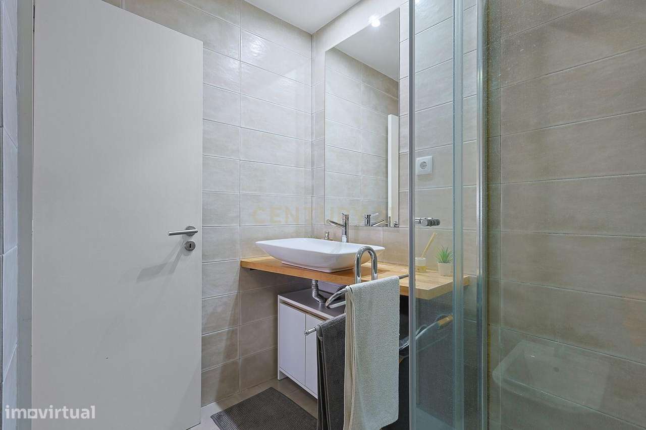 T3 Remodelado com Varanda e Vista para Lisboa – Torre da Marinha, Seix-9