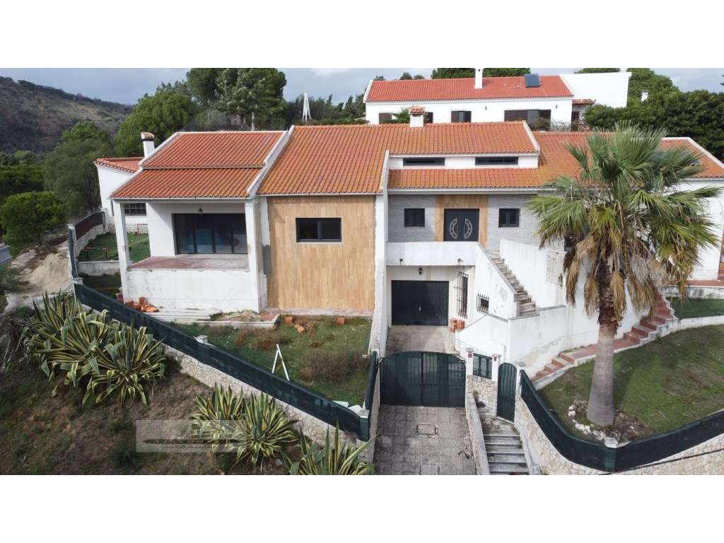 Luxuosa Moradia em Palmela-11