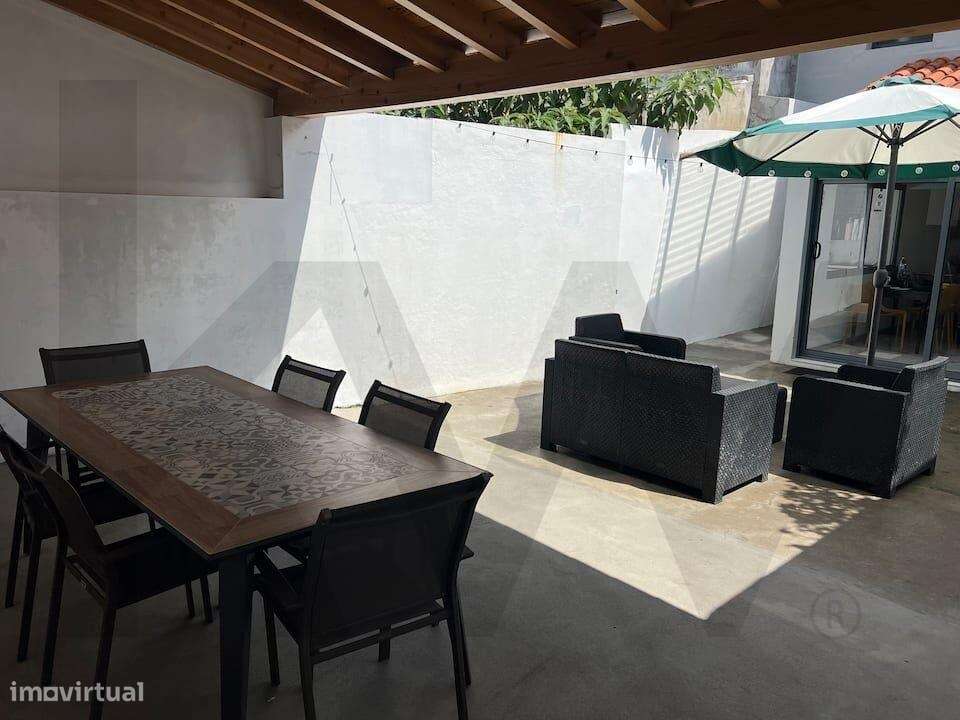 Moradia T5 com Licenciamento de Alojamento Local no Centro de Ponta De-18