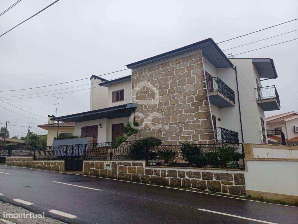 Moradia Bi-familiar T5+T2 em Palmeira, Santo Tirso-51