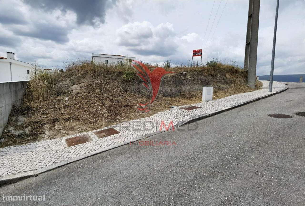 Terreno urbano com área total de 651,78m2 na localidade de Alcanena - Grande imagem: 4/12