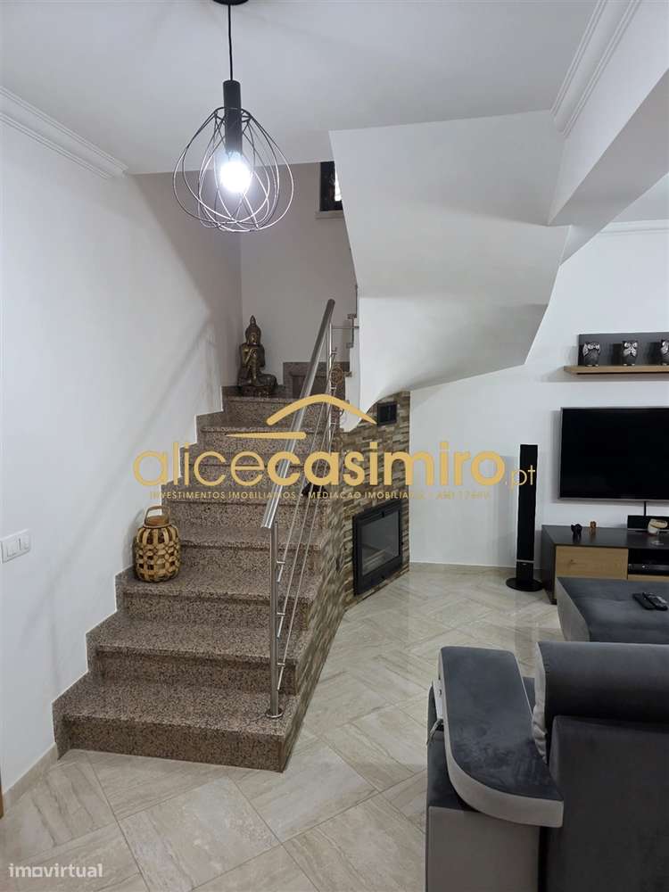 Moradia T4 - boas áreas- excelente estado!-25