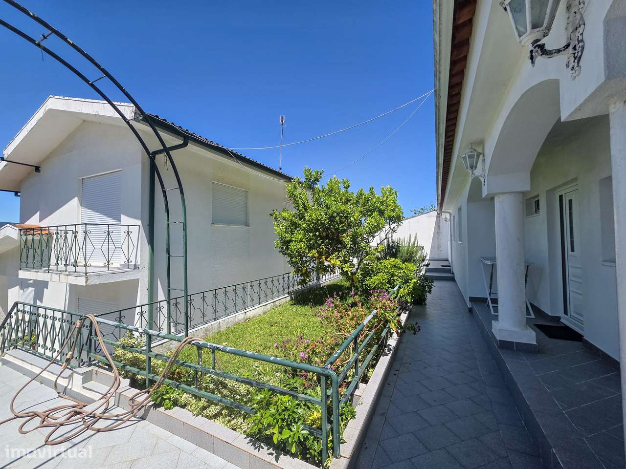 Moradia T5 em Darque com Jardim, Garagem e Anexo-22