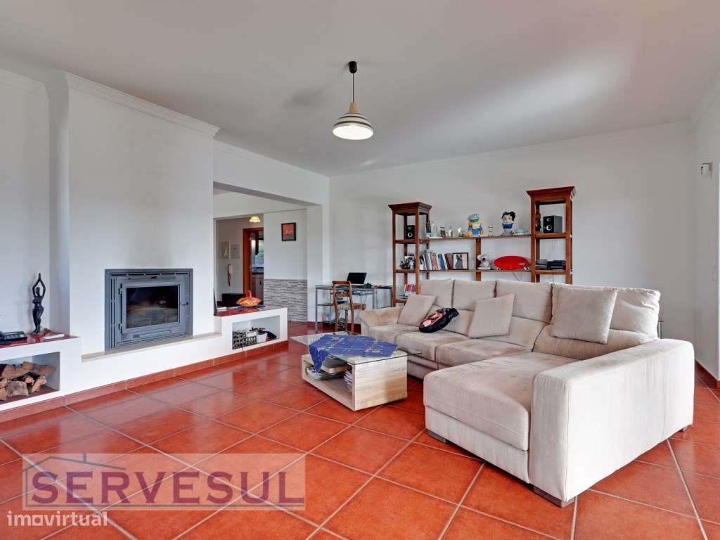 Charmosa Moradia de 2 pisos com 3 quartos espaçosos, garagem, pisci...-9