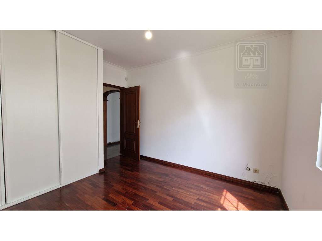 VENDA de MORADIA - VIVENDA T4+1 com Jardim e Garagem - Relva, Ponta...-37