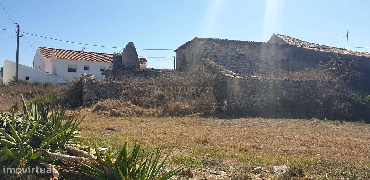 Terreno Urbano com ruína e projeto aprovado para uma moradia T4 na Mou-6