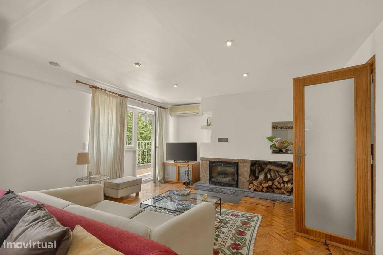 Apartamento T5 luminoso na Av. da Liberdade | Fundão-3