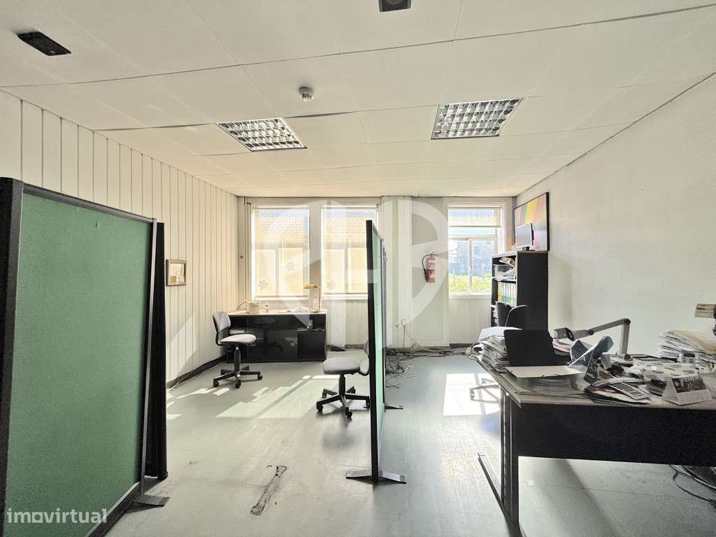 Edifício Comercial 2 Pisos // Rua do Padrão - Pedroso-22