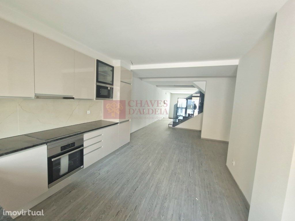 Excelente T5 Duplex com grande terraço e vista campo - co...