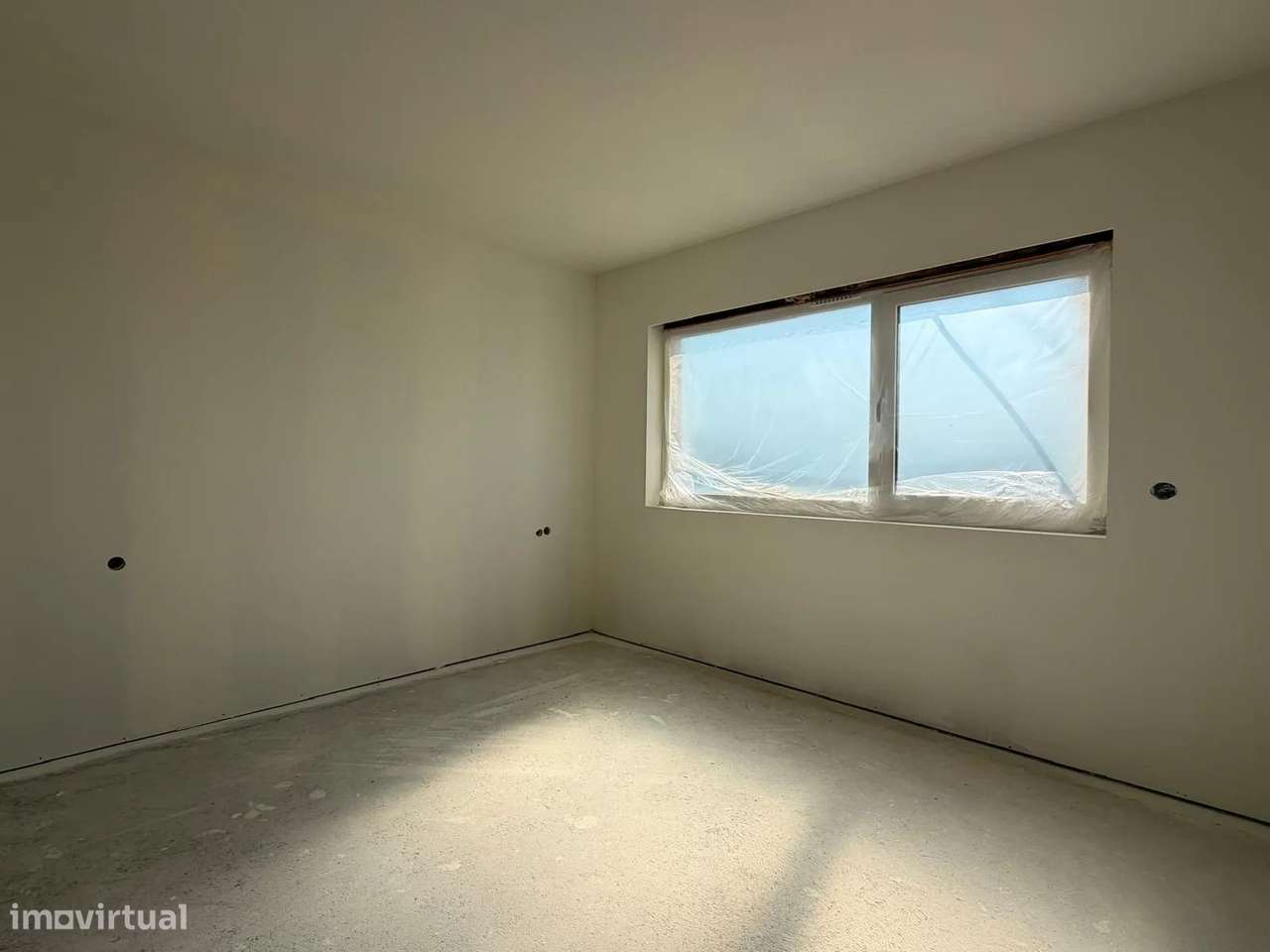 Moradia T3 de Arquitetura Moderna com Jardim e Garagem de 85 m² – Arco-10