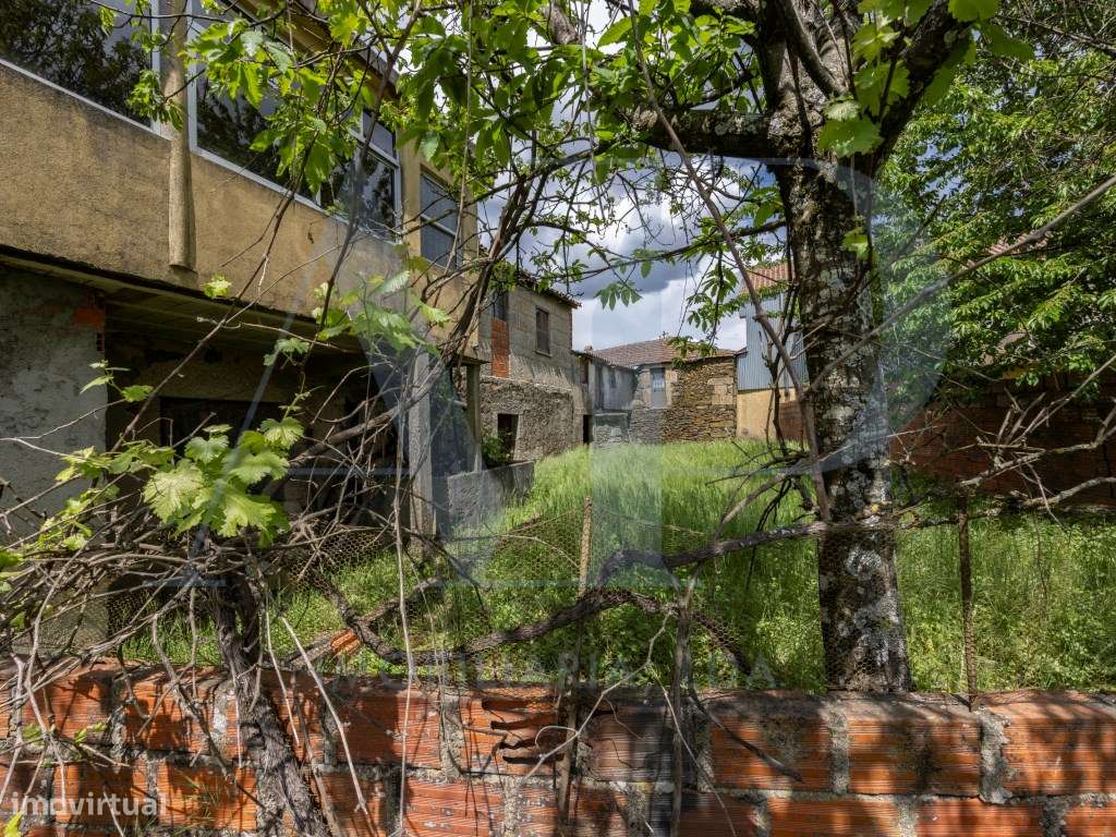 Conjunto de moradias em pedra com terreno no centro de São Vicente ...-11
