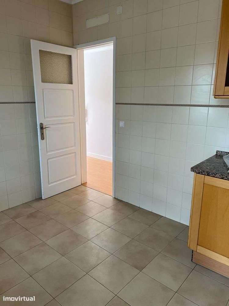 Excelente apartamento T4 para arrendar no centro de Torres Vedras!! - Grande imagem: 4/27
