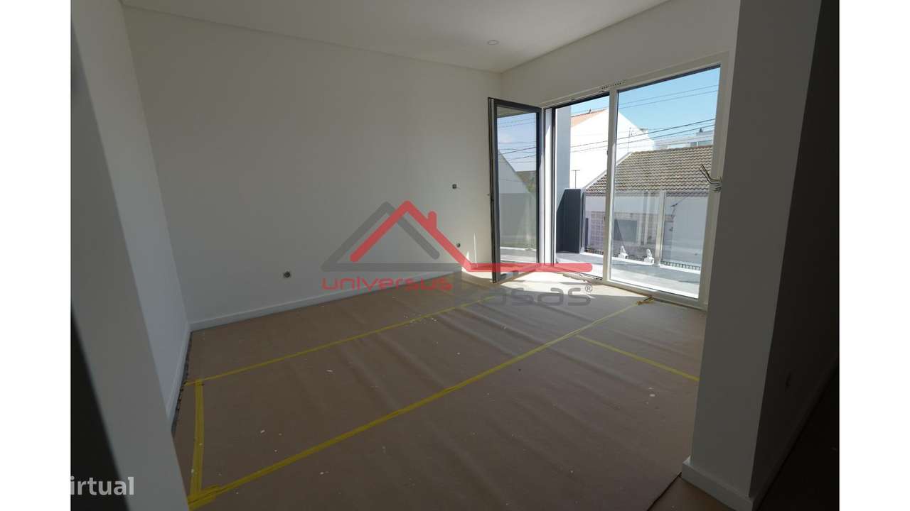 Moradia Geminada T3 em Alto Estanqueiro-7