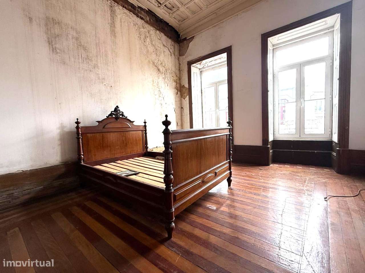 Moradia de Traça Apalaçada com Lojas  no Centro Histórico de Ovar-14