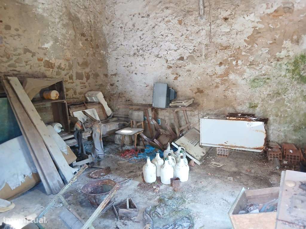 Moradia T3, em terreno de 1663 m² ,para reconstrução total, a 5 min...-17