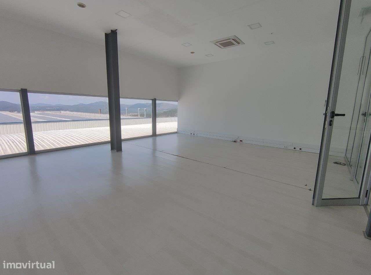 Armazém/fábrica com licenciamento industrial em Castelo de Paiva-25