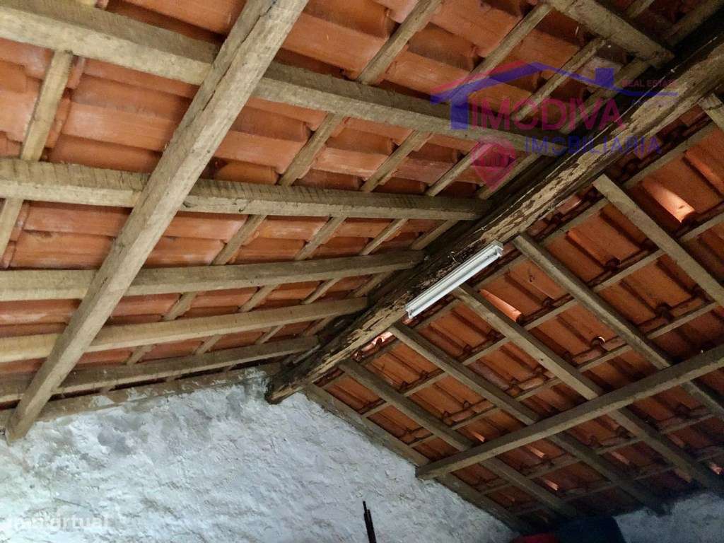 Casa típica de pedra em Castanheira de Pera-8