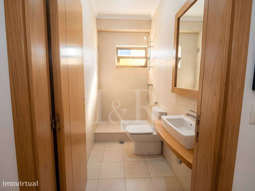 Moradia T5 com varandas, jardim e garagem no Feijó, Almada-12