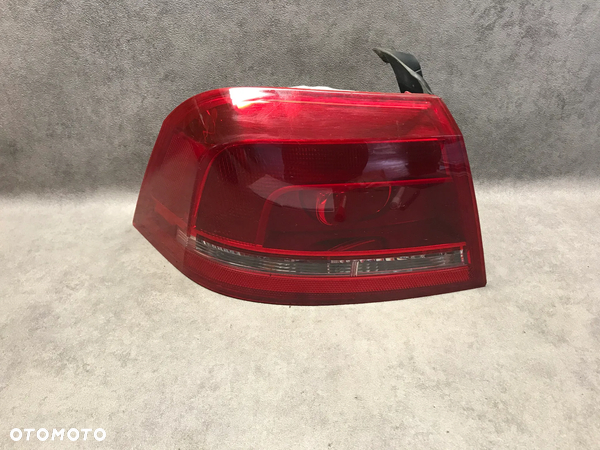 LAMPA LEWY TYŁ VW PASSAT B7 SEDAN 3AE945095 - 1