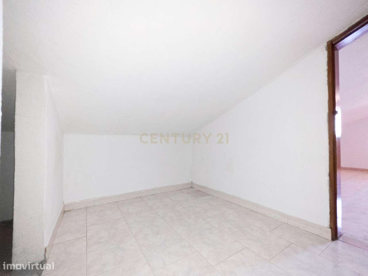 Moradia T3 + Loja em Fernão Ferro, Seixal - Oportunidade Única!-55