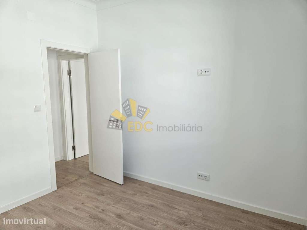 Apartamento T2 Remodelado | Localizado em Almada | Não perca a opor...-8