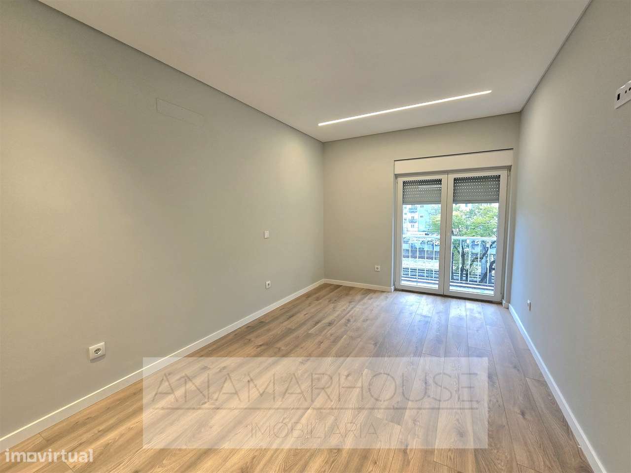 T2 Remodelado com varanda na Mina de Água, Amadora-10