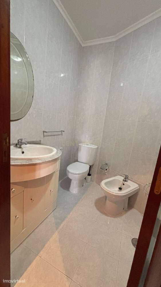 Apartamento T3 no Último Piso com Terraço e Garagem – A Apenas 750 Met-30