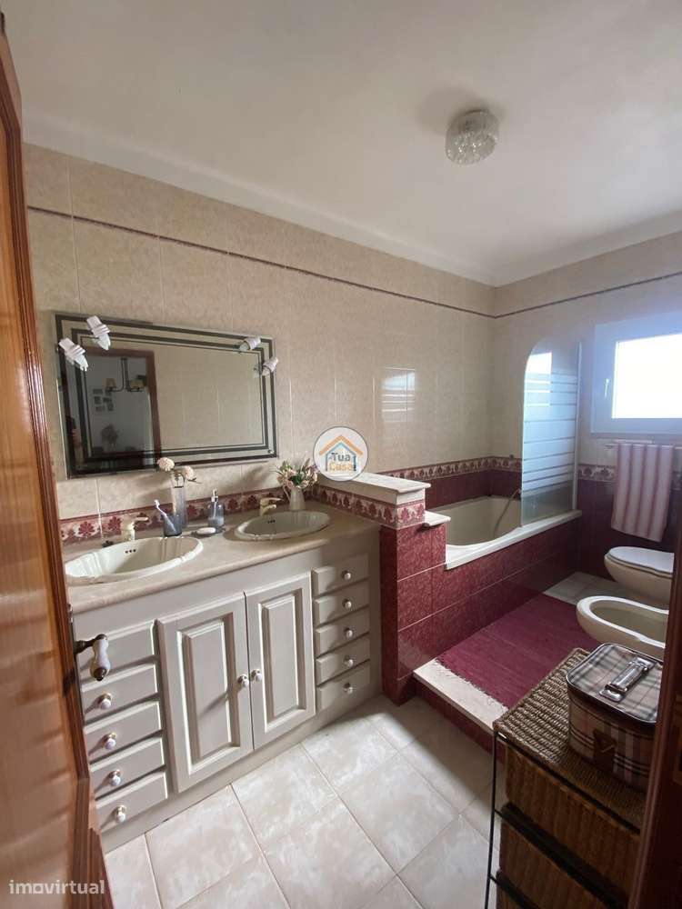 Moradia Geminada  de um dos lados do outro tem entarada e jardim em to-43